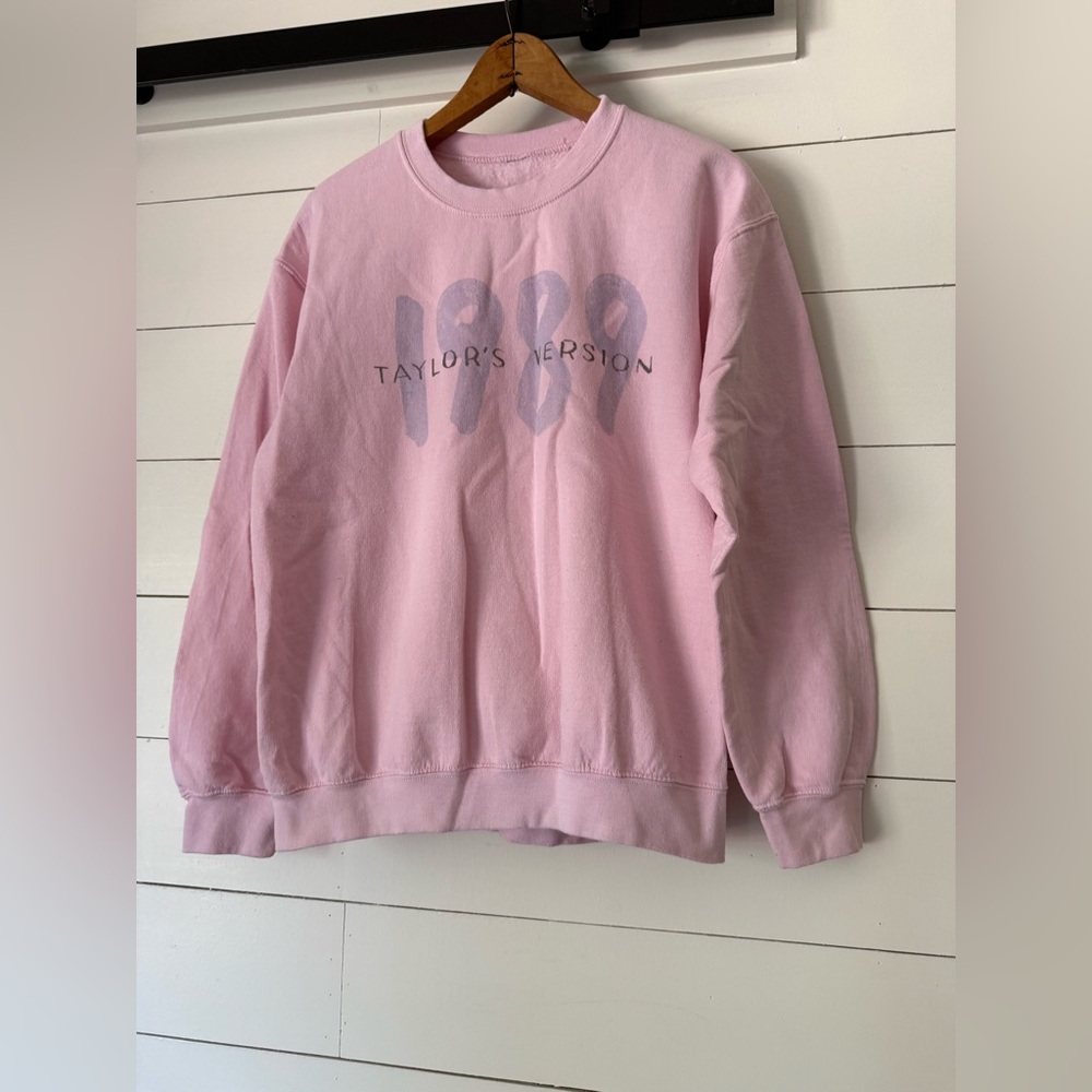 Taylor Swift 1989 Women's Crewneck Sweatshirt Taylor’s Version Size Small?